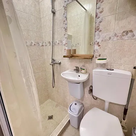 -the Conch- With Private Entrance And Bathroom Burgas